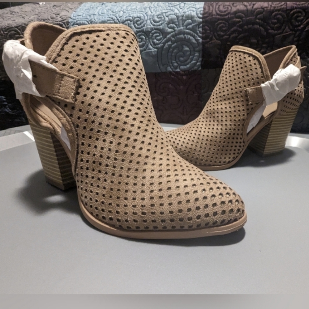 NWOT Amanda Blu Taupe Perforated Bootie with Buckle(no box)